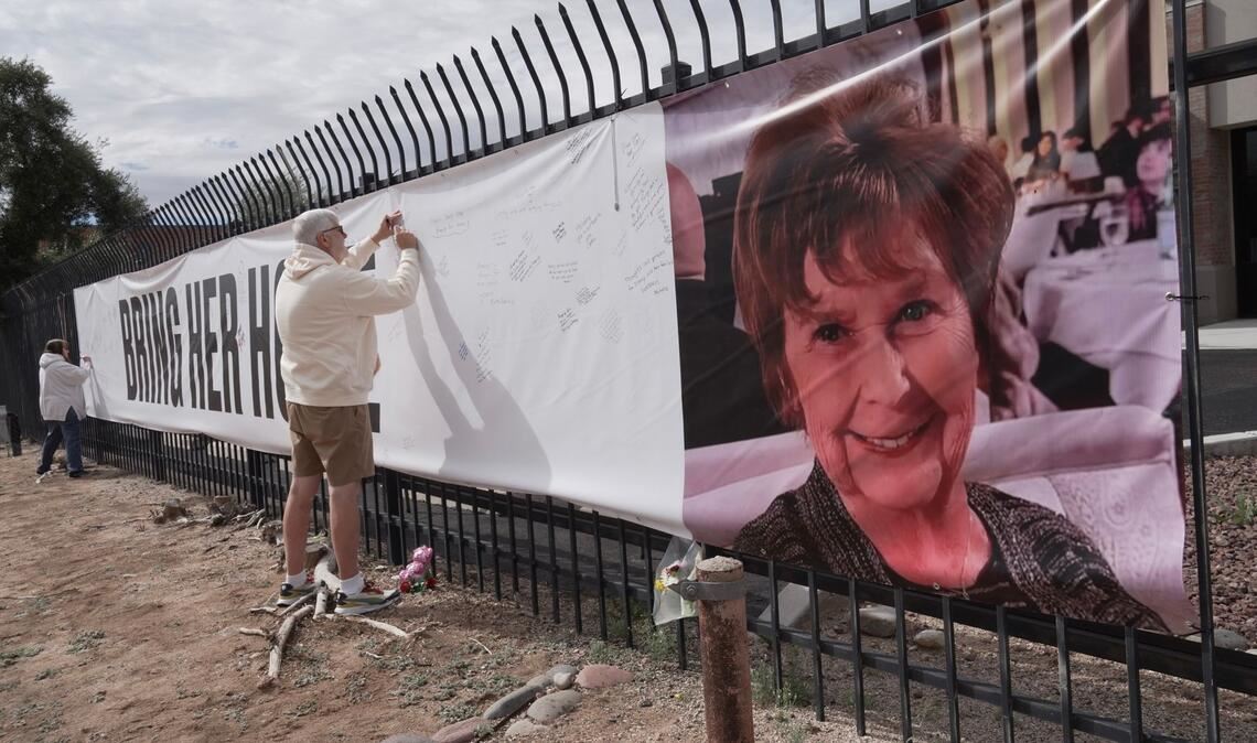 Mit Plakaten versuchen Anwohner die Suche nach der verschwundenen Seniorin Nancy Guthrie in Tuscon, Arizona, zu unterstützen.