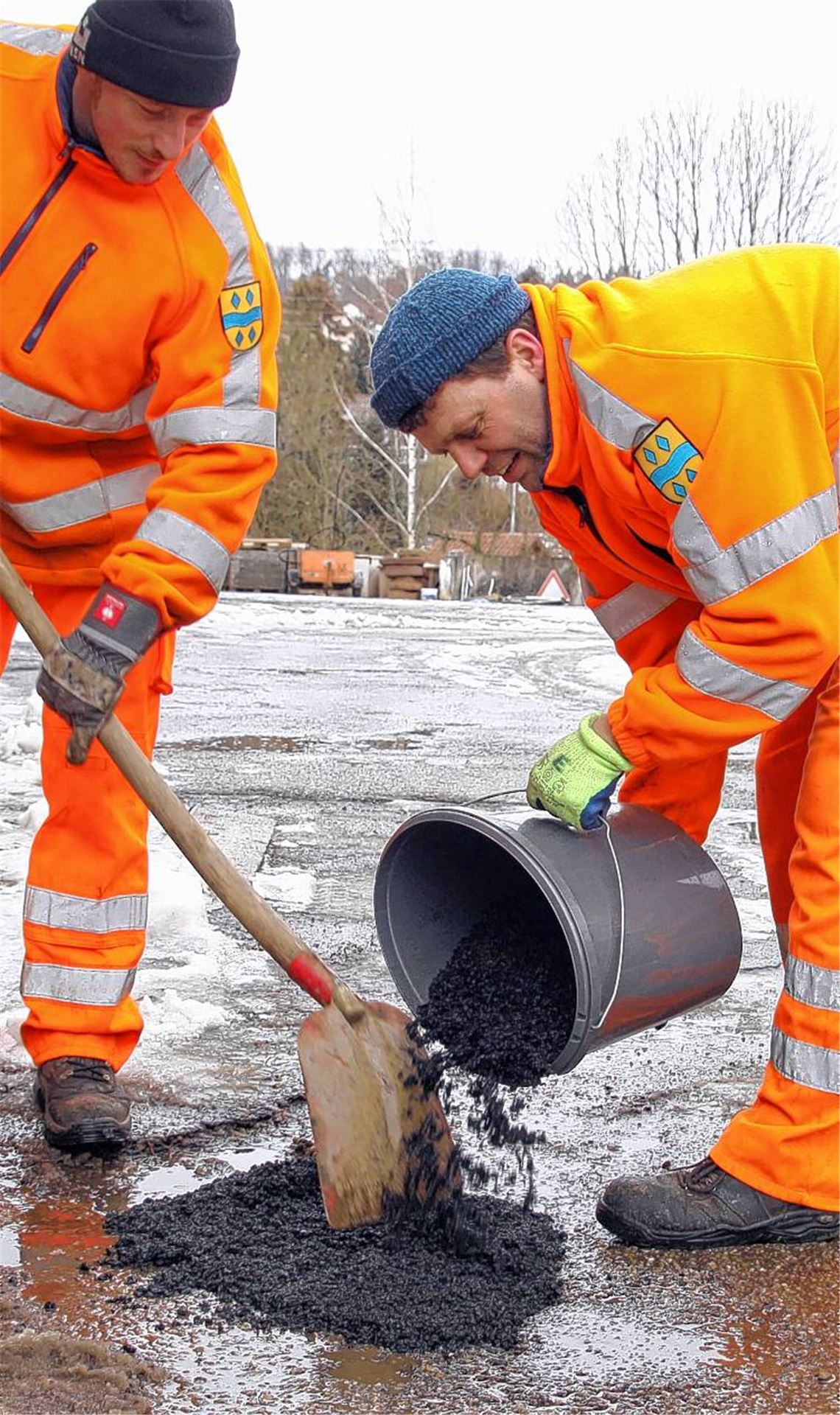 Mit Reparaturasphalt stopfen die Mitarbeiter der Straßenmeisterei die Schlaglöcher. 