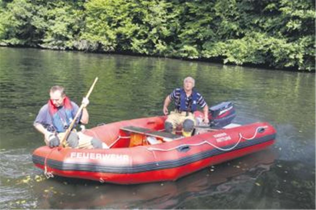 Mit Schlauchbooten sucht die Feuerwehr auf der Enz nach der vermissten Frau. Foto: Franz