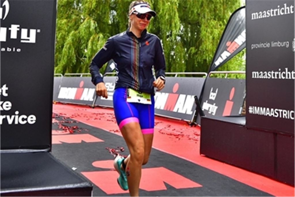 Mit Schmerzen im Ziel: Maja Falkiewicz beim Ironman 70.3 Maastricht-Limburg. Foto: privat