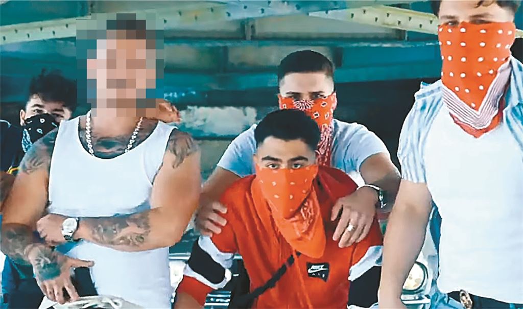 Mit Schreckschusswaffen ausgestattet präsentieren sich die Mitwirkenden in einem Videoclip, der in weiten Teilen auf dem Parkdeck des Einkaufszentrums Drehscheibe spielt.Screenshots YouTube