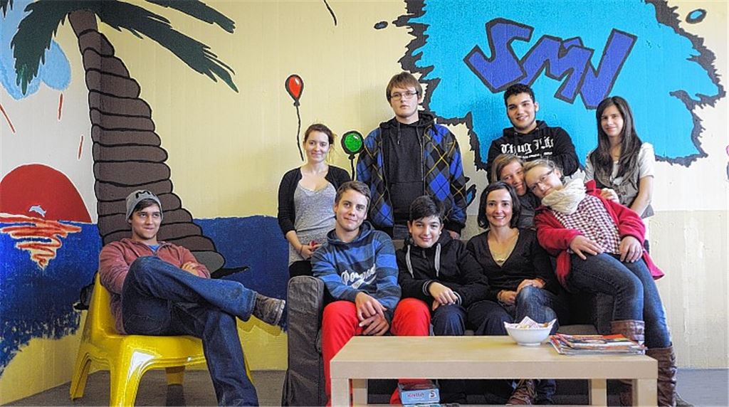 Mit Schulsozialarbeiterin Claudia Füllborn (vorne, 3. v. re.) haben Schüler der „Schule am Silahopp“ dem SMV-Raum ein neues Design gegeben.