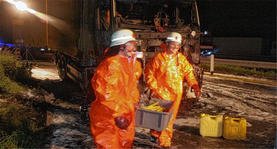 Mit Schutzanzügen bergen die Feuerwehrleute die Ladung aus dem Laderaum des Lastwagens. In ihm standen unter anderem 16 Fässer mit einer ätzenden und giftigen Chemikalie. Fotos: Fix