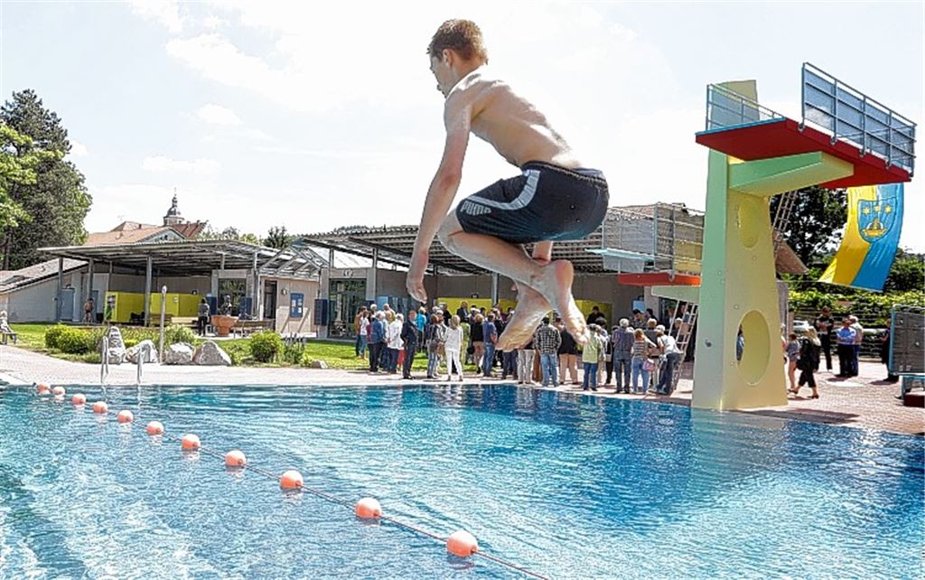 Mit Schwung ins Vergnügen: Das Nieferner Freibad bietet nicht nur Badespaß, sondern auch einen neuen Gebäudetrakt.