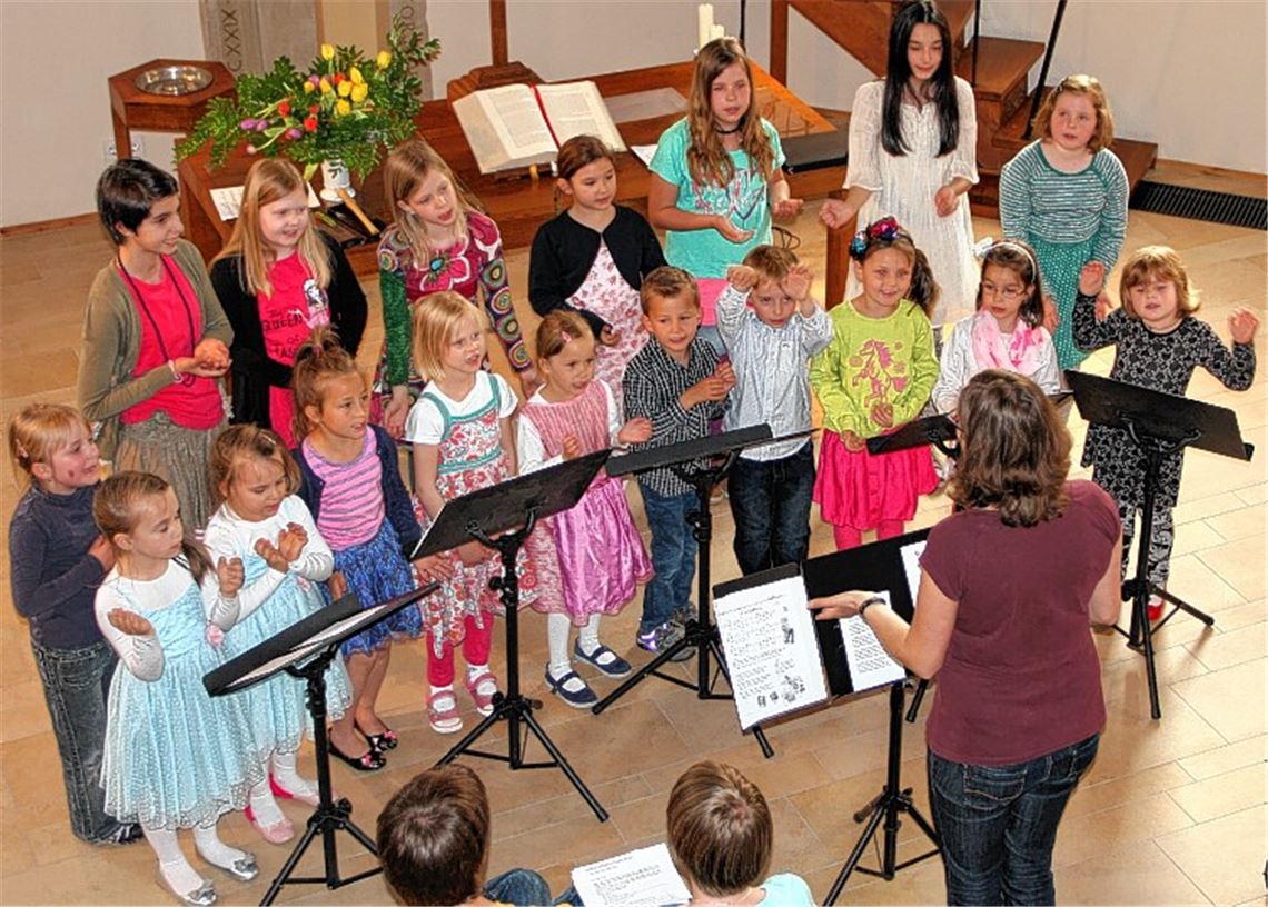 Mit Schwung präsentiert der Kinderchor KidsHits seine Lieder. 