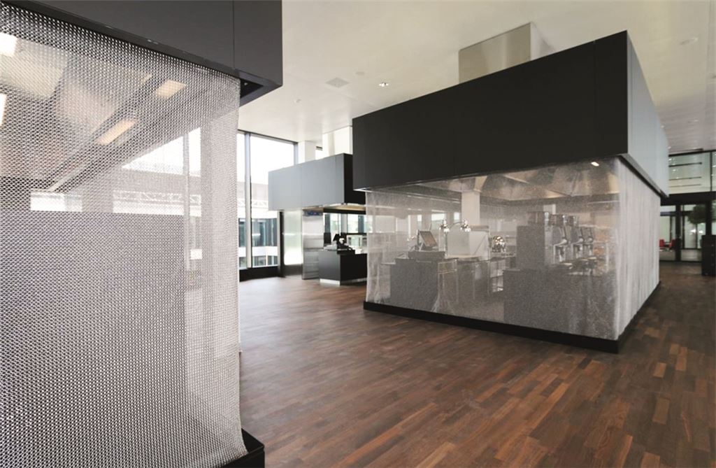 Mit Sicherheitsvorhängen können gastronomische Einrichtungen oder Ladenflächen komplett eingehaust und geschützt werden. Die Vorhänge bestehen aus einem Metallringgeflecht. Fotos: privat
