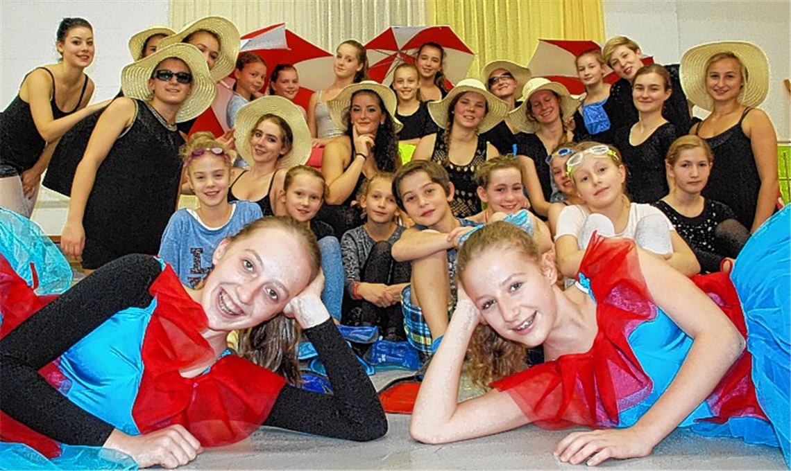 Mit Sonnenschirm und Strohhut in der Ballettprobe: Die Tänzerinnen und Tänzer der „Sommergruppe“ fiebern ihrem großen Auftritt entgegen.
