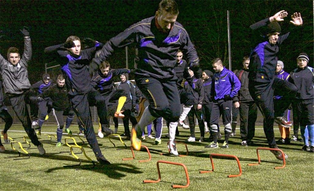 Mit Spannung im Körper den nächsten Sprung gleich antizipieren, statt bei der Landung einzusacken: Auf einem Bein hüpfen die Phönix-Fußballer über die Minihürden. Fotos: Eigner