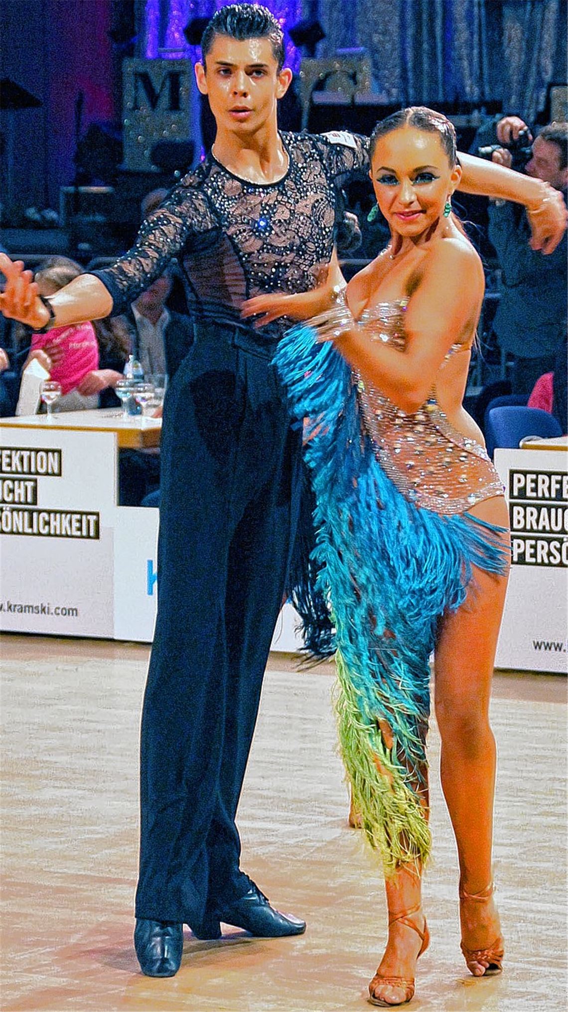 Mit Spaß bei der Sache: Dragos Ana (16) und seine Tanzpartnerin Jana Wetzel (14), die seit gut einem Jahr in der Jugendabteilung des Schwarz-Weiss-Club Pforzheim zusammen trainieren.  Foto: Roth