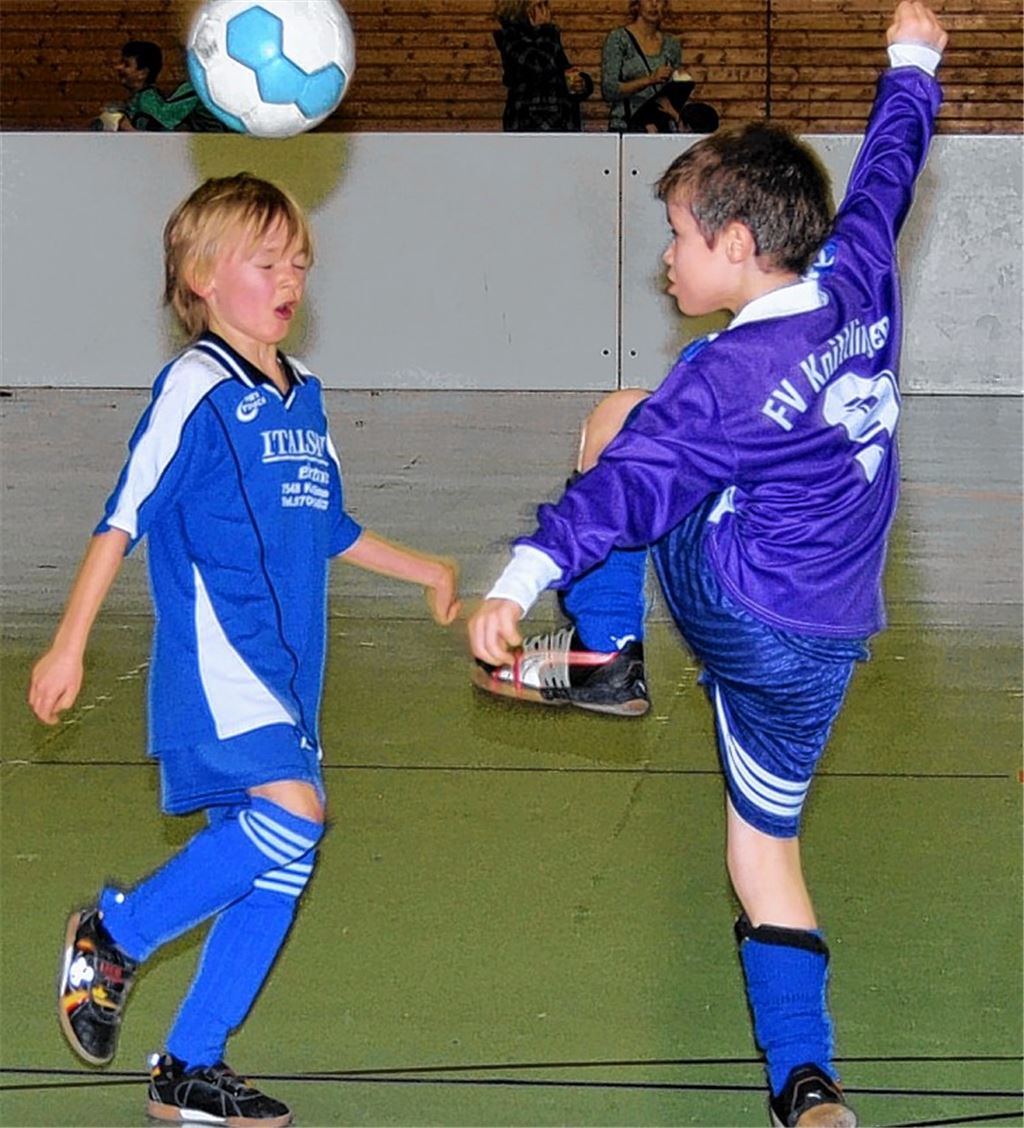 Mit Spaß bei der Sache: die kleinsten Kicker von der F-Jugend, hier die Begegnung zwischen den Mannschaften Knittlingen I und Knittlingen IIFoto: Haller