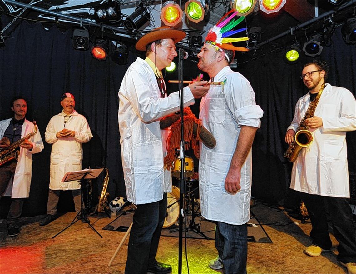 Mit Spielszenen werden Melodien wie „Winnetou“ von den Gentle Horns mit Klaus Buchner (3.v.li.) angekündigt.