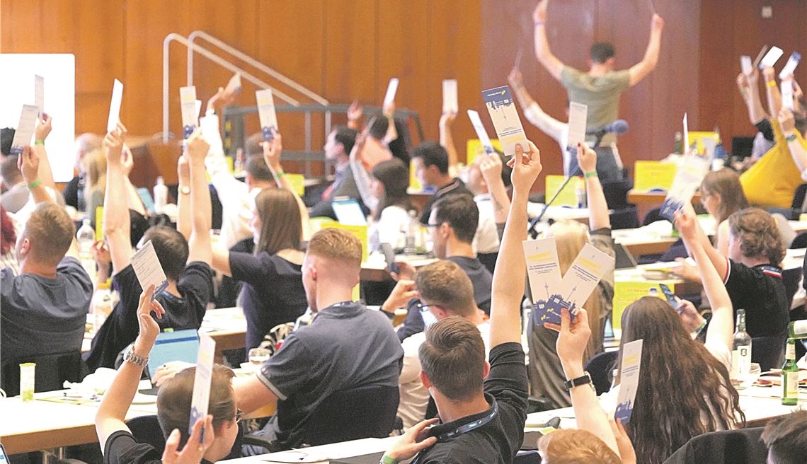 Drei Tage voller Debatten Mit Stimmkarten bringen die Delegierten beim JuLi-Bundeskongress in Pforzheim ihre Position zum Ausdruck. Foto: Roller