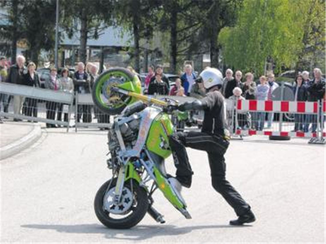 Mit Stunts auf seinem Motorrad beeindruckt Axel Winterhoff die Besucher im Gewerbegebiet. 
Foto: Ochs