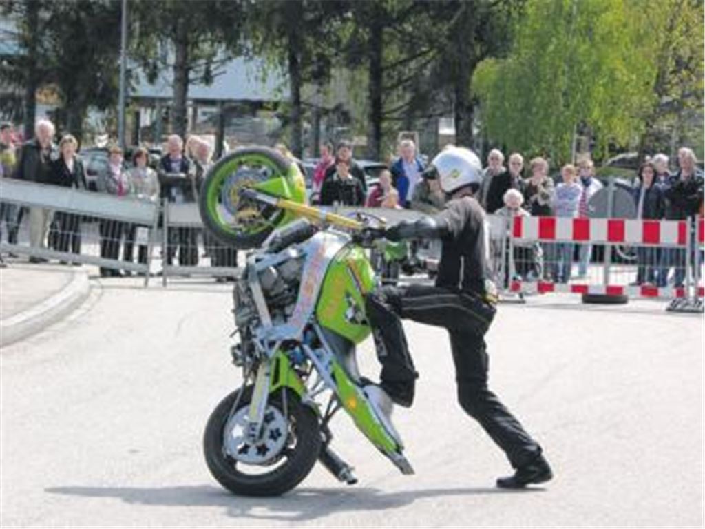 Mit Stunts auf seinem Motorrad beeindruckt Axel Winterhoff die Besucher im Gewerbegebiet. 
Foto: Ochs
