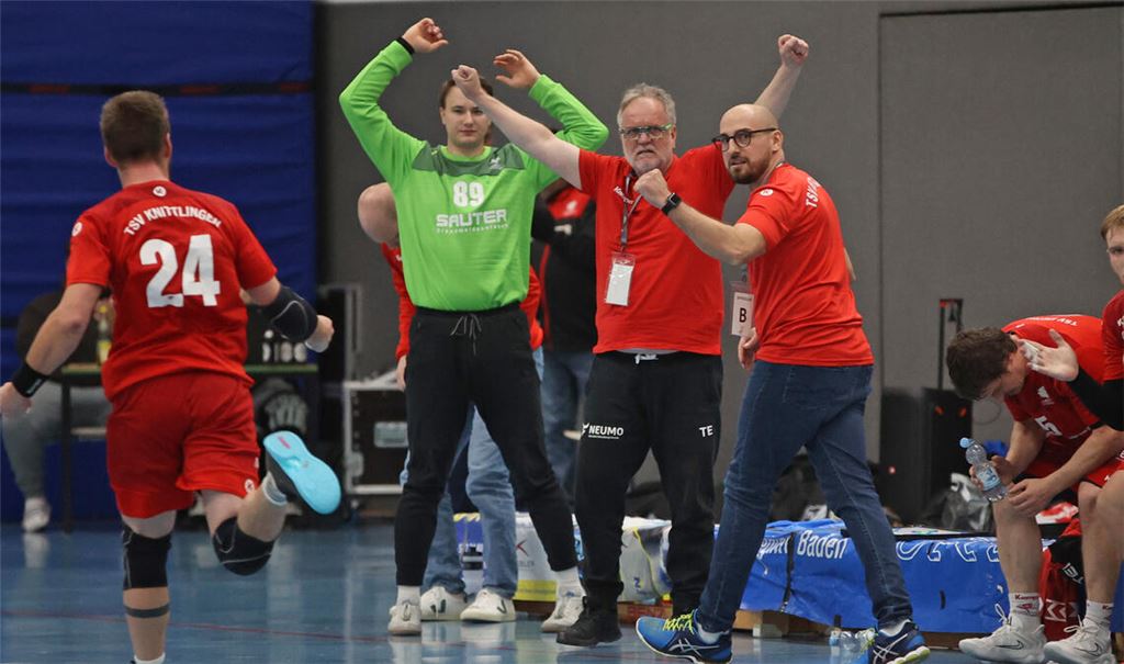 Mit Trainer Frank Müller (4.v.li.) scheint der TSV Knittlingen das große Los gezogen zu haben. Unter seiner Regie haben sich die Fauststädter in der Oberliga Baden vom Habenichts zur Mannschaft der Stunde gewandelt. Archivfoto: Müller