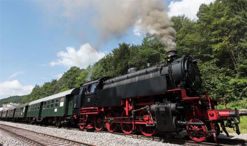 Mit Unterschriften  wollen Fans der Fernsehsendung „Eisenbahn-Romantik“ beim Südwestrundfunk (SWR) für deren Erhalt kämpfen.