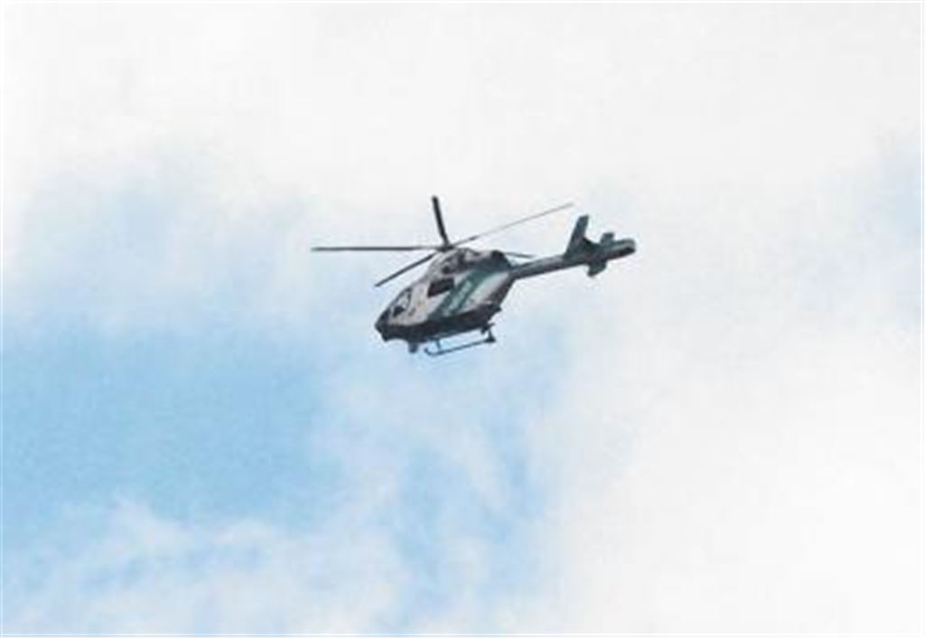 Mit Unterstützung des Hubschraubers sucht die Polizei nach dem Vermissten. Foto: Eigner