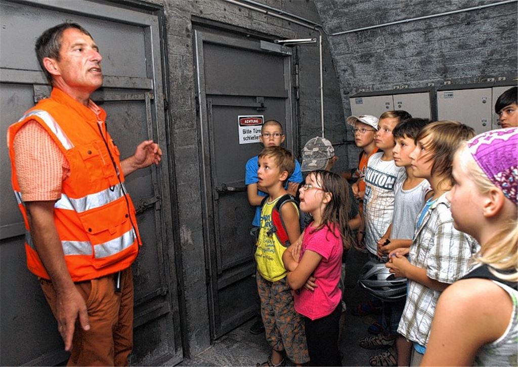 Mit Uwe Geiger, Bezirksleiter Betrieb des Bahnhofs Vaihingen, geht es in die Tiefe. Foto: Appich
