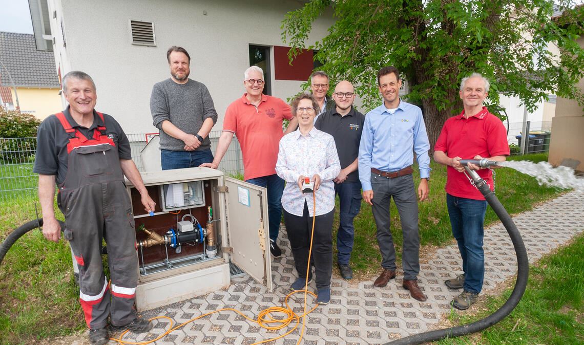 Mit Vertretern der Stadtwerke Mühlacker und des OGV Mühlhausen startet Dr. Ulrike Fuchs die Wasserentnahme mit neuer Messtechnik. Foto: Fotomoment