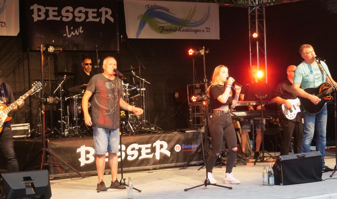 Mit Voice-Kids-Sängerin Helena Hein-Talmon sorgt „Besser“ am Samstagabend für viel Stimmung bei „Rock im Bad“ im Knittlinger Freibad. Fotos: Friedrich