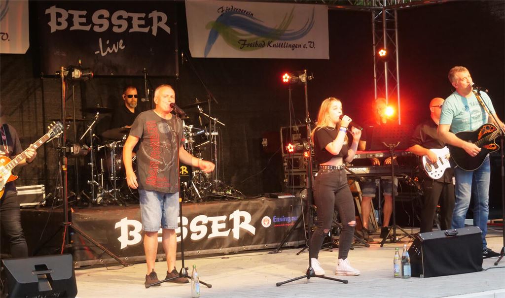 Mit Voice-Kids-Sängerin Helena Hein-Talmon sorgt „Besser“ am Samstagabend für viel Stimmung bei „Rock im Bad“ im Knittlinger Freibad. Fotos: Friedrich