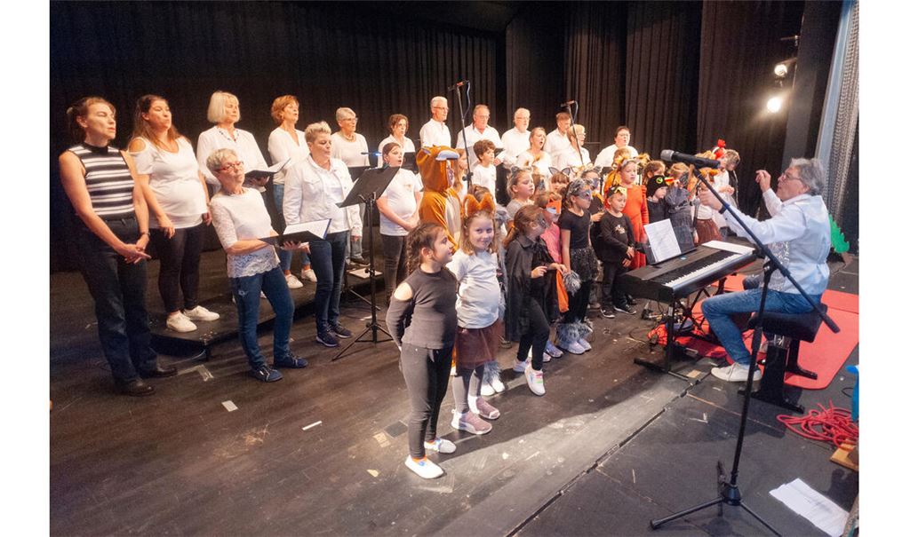 Mit „We are Family“ eröffnen alle drei Chöre gemeinsam den Abend. Fotos: Fotomoment