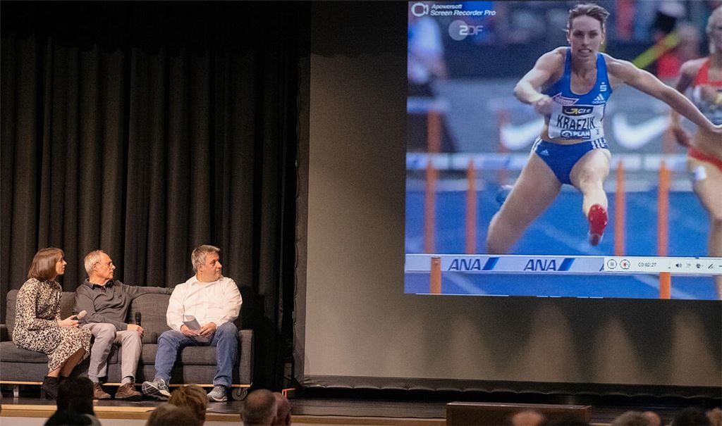 Mit Weggefährten wie Stefan Ermentraut, Geschäftsführer der TSG Niefern (re.) und ihrem Sindelfinger Trainer Werner Späth blickt Carolina Krafzik auf ihre Karriere zurück.