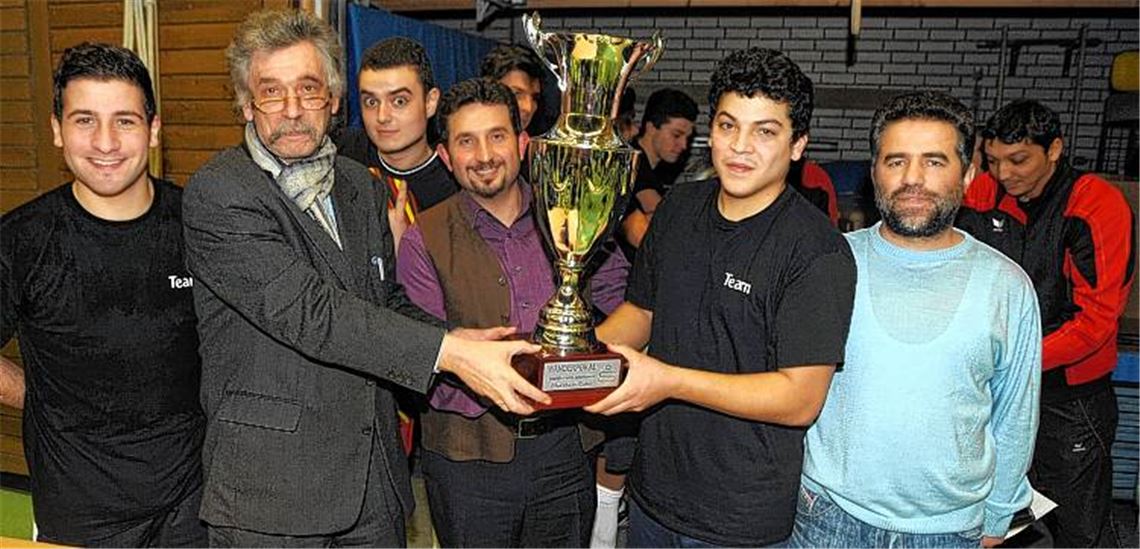 Mit Yahya Sayin, Ulf van Luijk, Inanc Oflaz, Hasan Özer, Baris Yildirim und Sebattin Yildirim (v.li.) freuen sich Sieger, Sponsoren, Veranstalter und Ausrichter über eine gelungene Premiere des Tafelladen-Cups.