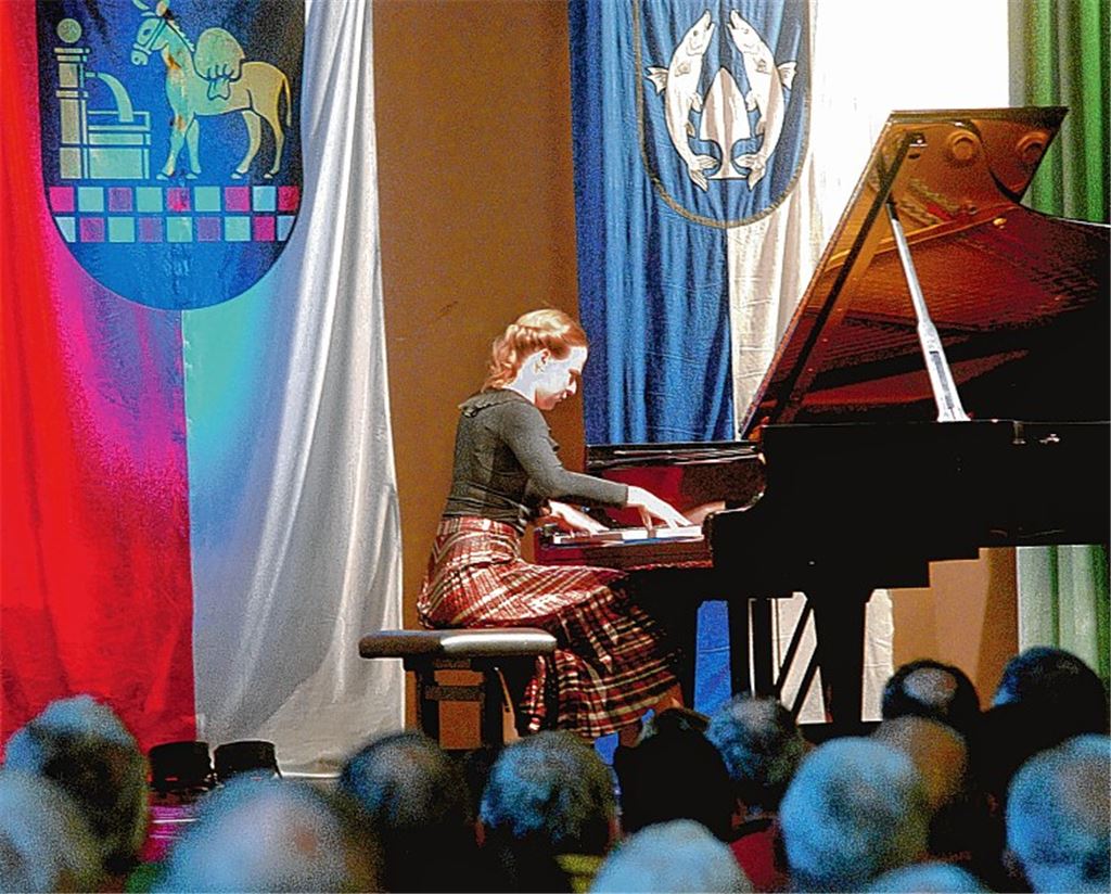 Mit Zuversicht ins neue Jahr: Bürgermeister Felchle (li. oben) sieht Maulbronn auf einem guten Kurs, Schonsteinfeger Markus Banghard verteilt Glückscents, und Magdalena Müllerperth spielt. Stahlfeld