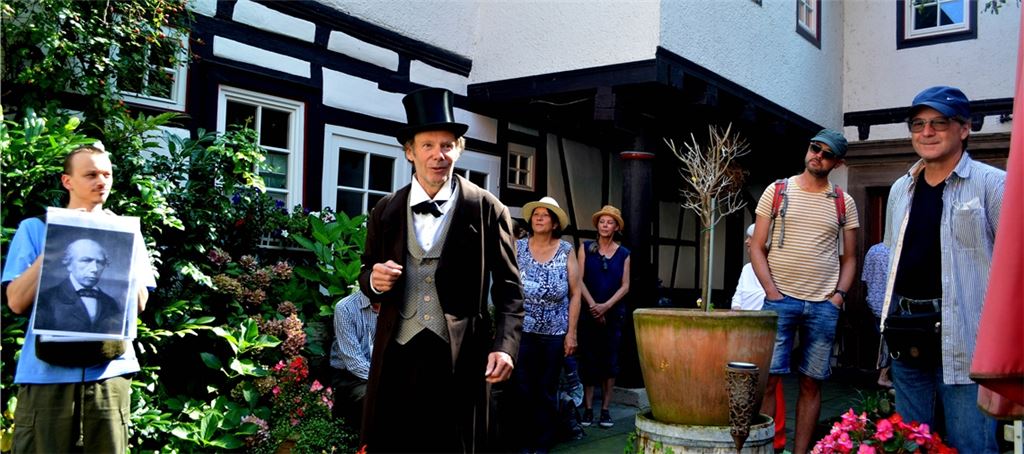 Mit Zylinder und Gehrock: Manfred Rapp in der Rolle als Ludwig Uhland. Foto: Stahlfeld