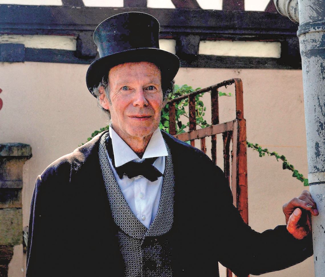 Mit Zylinder und Gehrock schlüpft Manfred Rapp in die Rolle von Uhland. Foto: Stahlfeld