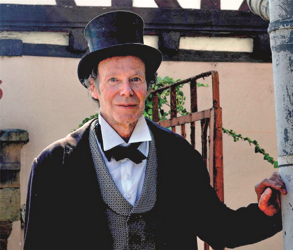 Mit Zylinder und Gehrock schlüpft Manfred Rapp in die Rolle von Uhland. Foto: Stahlfeld