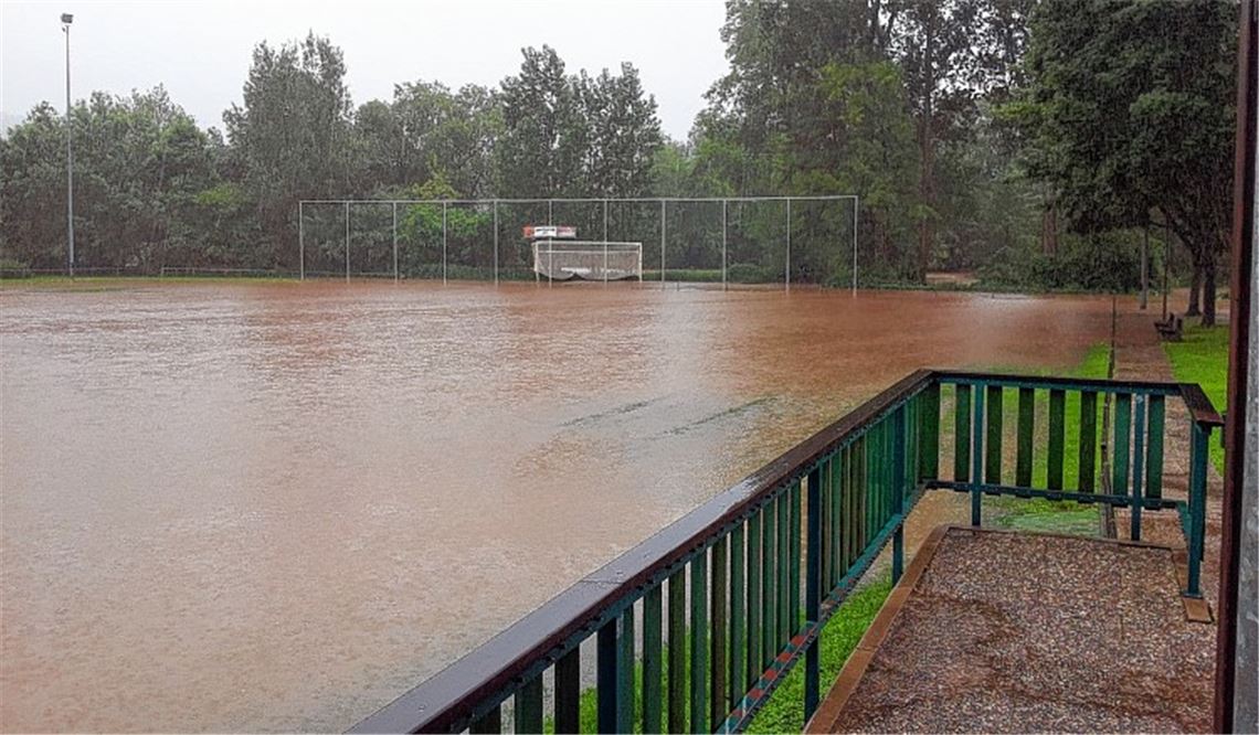 Mit aller Macht drängt die Enz auf das Gelände der Sportfreunde Mühlacker. Am Scheitelpunkt der Flut steht das Wasser schließlich nur noch wenige Zentimeter unterhalb der Terrasse. Fotos: privat