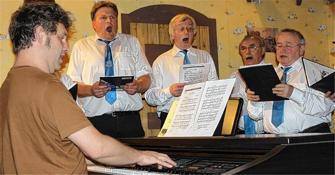 Mit ausdrucksstarken Stimmen erfreut der Gesangverein Liederkranz Serres um seinen Dirigenten Werner Bornbaum die Gäste der Jahresfeier.