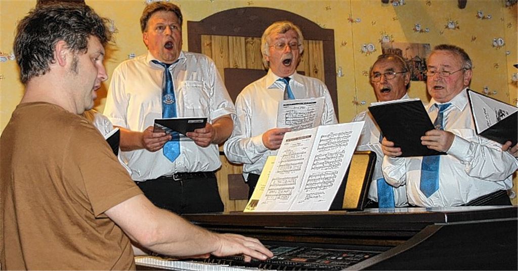 Mit ausdrucksstarken Stimmen erfreut der Gesangverein Liederkranz Serres um seinen Dirigenten Werner Bornbaum die Gäste der Jahresfeier.