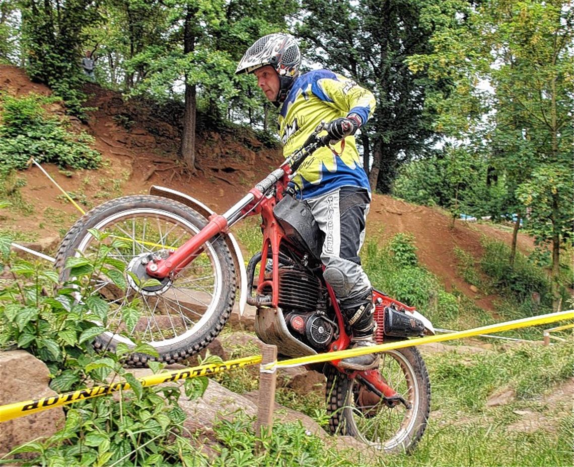 Mit betagten Maschinen geht es über Stock und Stein. 