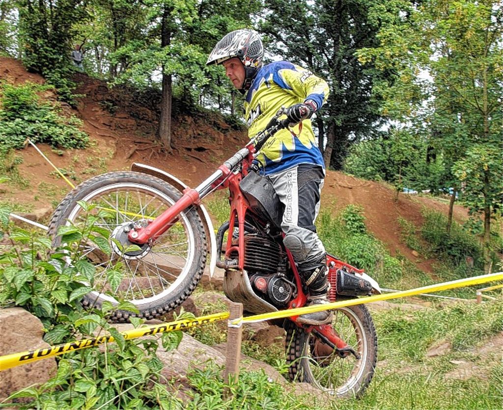Mit betagten Maschinen geht es über Stock und Stein. 