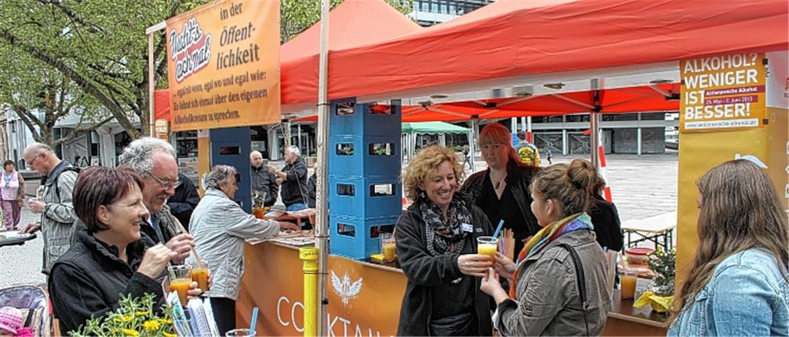 Mit coolen Sprüchen anstatt mit erhobenem Zeigefinger sucht der Arbeitskreis Alkoholprävention um Martina Usländer (Mitte) das Gespräch mit Alt und Jung. Foto: Zachmann