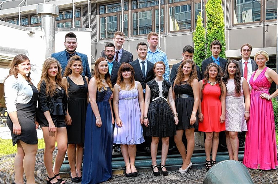 Mit dem Abi in der Tasche verlassen die Schüler das Wirtschaftsgymnasium. Foto: Recken