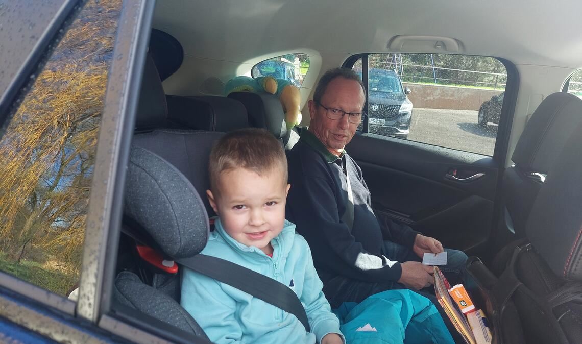 Mit dem Auto erkunden die Teams bei der Foto-Rallye die eigene Heimat bis ins kleinste Detail. Bei dem Spaß sind Alt und Jung und manchmal sogar Tiere mit dabei. Fotos: Ehrenberg