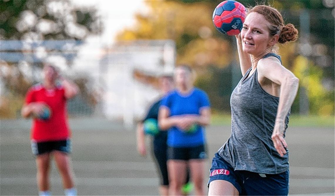 Mit dem Ball ist Julia Klassen nach eigenem Bekunden nicht die Stärkste. Weil die Handball-Torhüterin in einem Fußballkasten steht, landet sogar unsere Reporterin einen Treffer. Fotos: Fotomoment