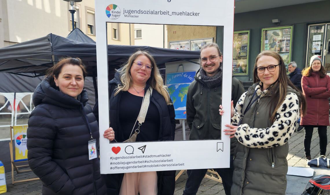 Mit dem Blick auf die schönen Dinge startet das Team der Jugendsozialarbeit – auf dem Bild Tatjana Gors (v.li.), Nathalie Pavan, Malte Hinrichs und Josephine Karcher – in die Internationalen Wochen gegen Rassismus. Foto: Friedrich