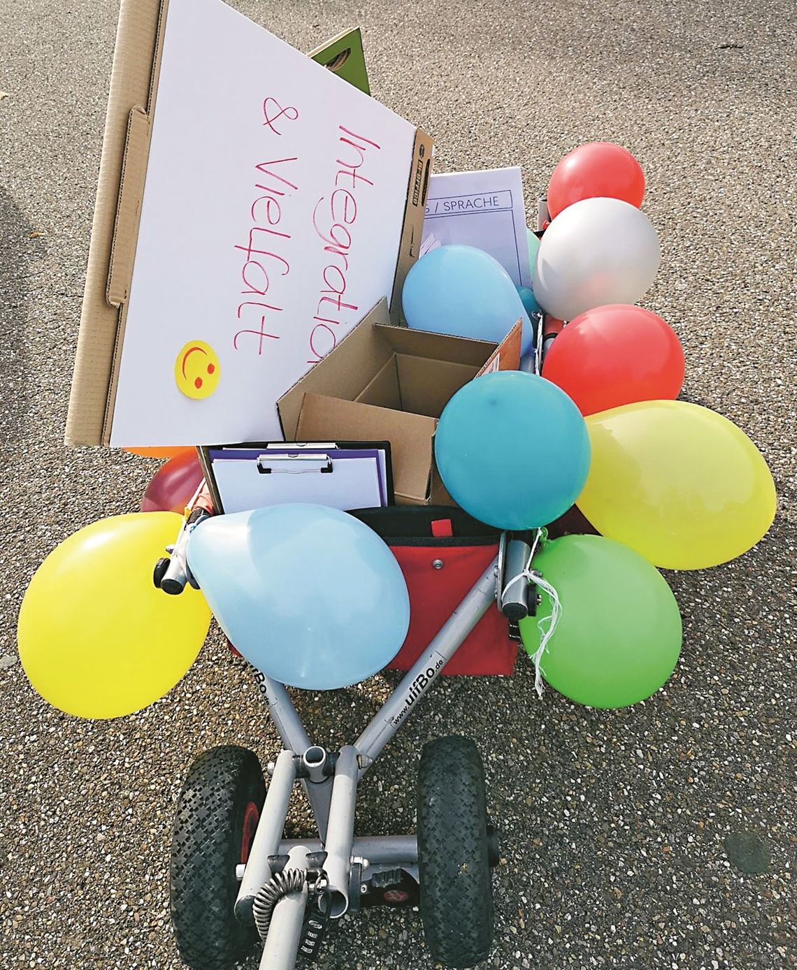 Mit dem Bollerwagen sammelt ein Team des Landratsamts Meinungen über das Zusammenleben in Wiernsheim. Foto: privat