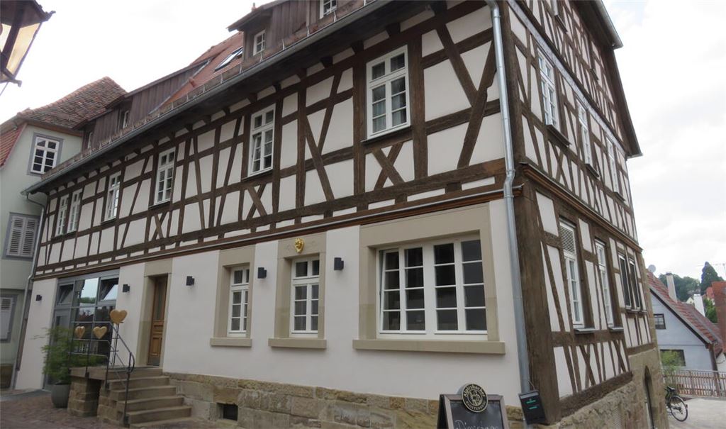 Mit dem Ergebnis der Renovierung und des Umbaus sind alle sehr zufrieden. Doch die Kosten, die für die Sanierung des zum gastronomischen Betrieb gewordenen Faust-Geburtshauses anfielen, liegen vielen Knittlingern schwer im Magen. Foto: Becker