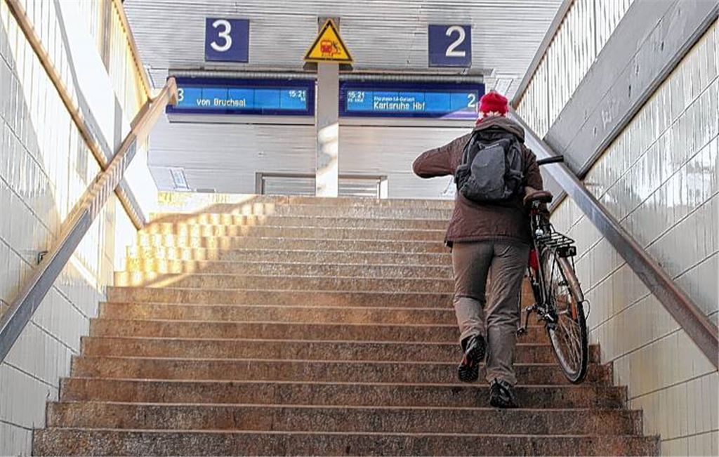 Mit dem Fahrrad die Treppe zu den Gleisen hoch: Szenen wie diese sollen durch den überfälligen barrierefreien Umbau des Mühlacker Bahnhofs bald der Vergangenheit angehören. 