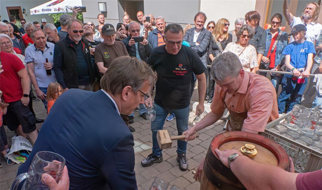Mit dem Fassanstich wird die „Brauereigaststätte zum Adler“ in Wiernsheim eröffnet. Foto: Friedrich