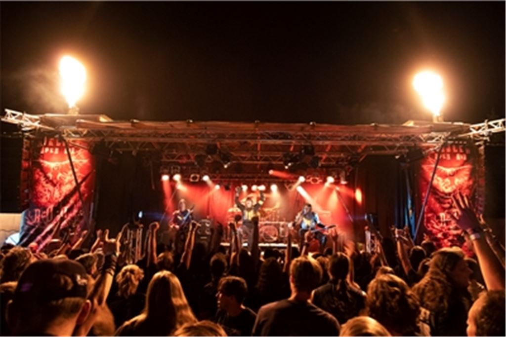 Mit dem Feuer spielen dürfen die Gäste beim Wiernsheimer Festival allenfalls im übertragenen Sinn – beim Klang von Musik in harter Gangart. Foto: Kuhnle/Riedler Open Air.