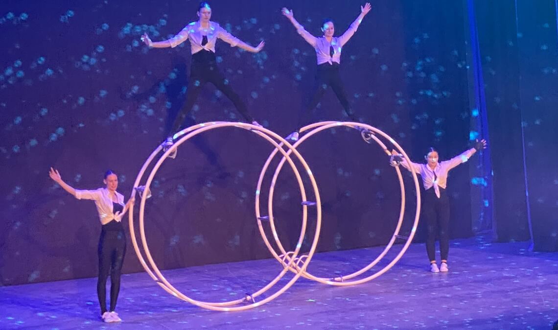 Mit dem Großgerät Rhönrad turnen vier Athletinnen des TB Wilferdingen zur Musik von James Bonds Skyfall. 