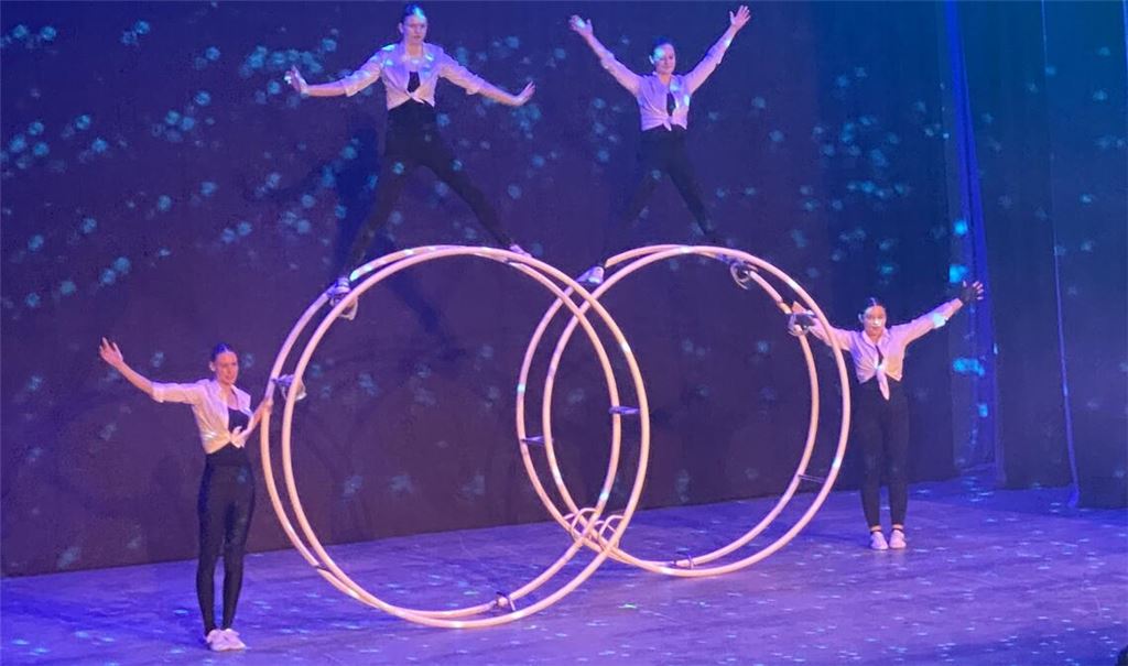 Mit dem Großgerät Rhönrad turnen vier Athletinnen des TB Wilferdingen zur Musik von James Bonds Skyfall. 