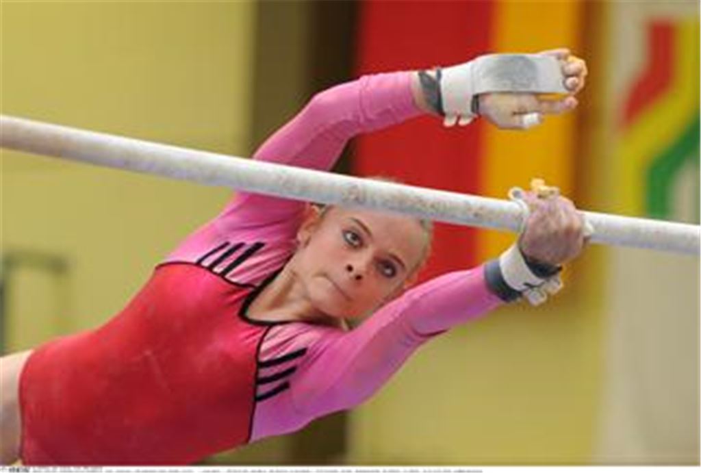 Mit dem Hom auf Du und Du: Doch ein tadelloser Auftritt am Stufenbarren genügt Katja Roll noch nicht zur DM-Medaille. Ihre Übungsteile müssen schwieriger werden. Fotos: GES Sportfoto